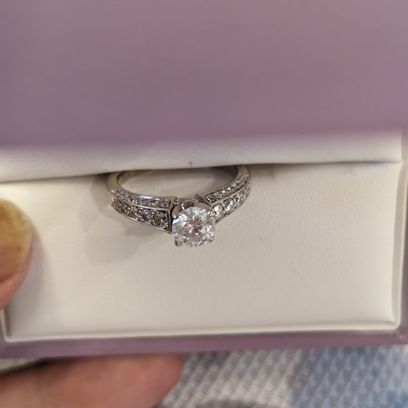 Michael Hill jeweler 18 k gold ring with.1.20 carats natural diamond. - Picture 8 of 8